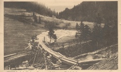 Ryzowanie drewna tartacznego przez rzekę. Bieszczady Wschodnie 1938 r.<br/>fot. arch. E. Marszałka