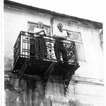 Ustrzyki Dolne, Okno i balkon Rynek – ul Krótka, Eugenia i Mieczysław Żurowscy – 1956 rok. Fot. ze zbiorów E.Żurowska<br/>fot. Zygmunt Krasowski