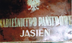 Tablica ówczesnego Nadleśnictwa Jasień, zdjęcie ze zbiorów Muzeum Rozmaitości Bieszczadzkich<br/>fot. Zbigniew Kosakiewicz