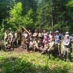 Ekipa porzadkujaca cmentarz w lasach Oslawicy. 10.06.2017<br/>fot. „Włóczykij” Forum Poszukiwaczy