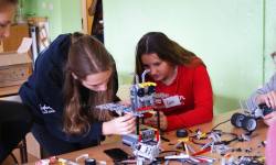 Uczniowie z SP nr 2 NSS uczą się budować roboty<br/>fot. fanpage 