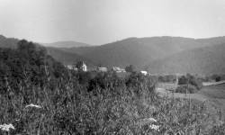Bieszczady na starej fotografii - Panorama Cisnej z 1961 r.<br/>fot. Zdjęcie z albumu Zbigniewa Zębika