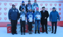 W górnym szeregu, na środku stoi Andżelika Szyszka, zwyciężczyni biegu w Ptaszkowej<br/>fot. Bogdan Kwaśnik