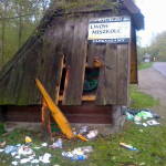 „Niedźwiedzio-odporne” kosze na odpady od WWF Polska już w gminie Lutowiska<br/>fot. Dorota Okoń