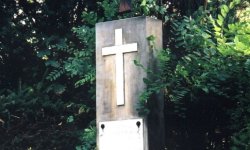 Symboliczny grób leśniczego Kazimeirza Gołębiowskiego, zamordowanego przez UPA
