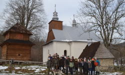 Uczestnicy szkolenia przed cerkwią w Łopience <br/>fot. Karolina Kita