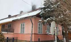 Pożar drewnianego domu wielorodzinnego w Ropience<br/>fot. OSP Olszanica