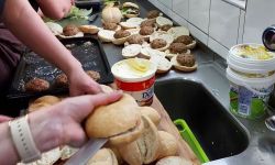 Pracownicy Młyna przygotowują kanapki dla uchodźców z Ukrainy
