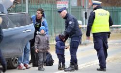 "Najbardziej szkoda mi dzieci... " - policjanci z oddziałów prewencji o służbie na granicy w Krościenku<br/>fot. KPP Ustrzyki Dolne